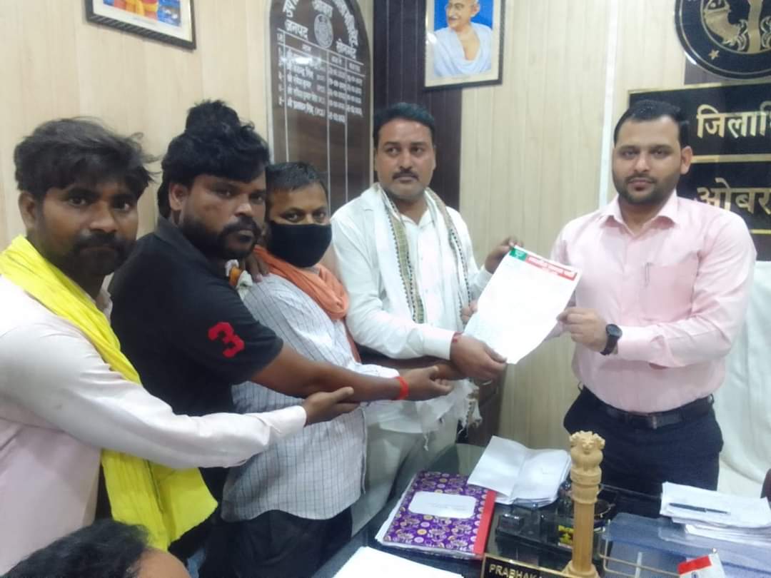 सड़क दुर्दशा पर आक्रोश, लोगों ने उपजिलाधिकारी को सौंपा ज्ञापन