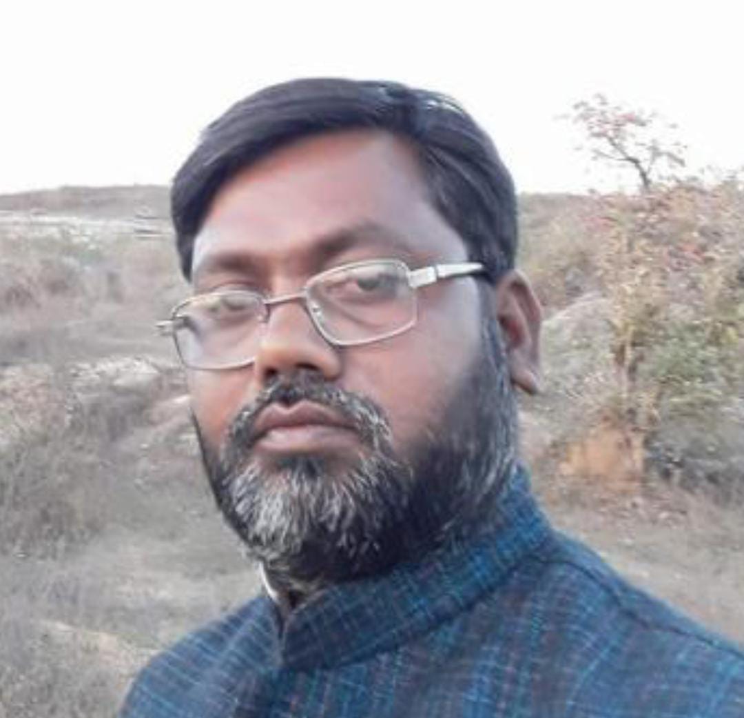 आवास पर बधाई देने वालों की उमड़ी भीड़