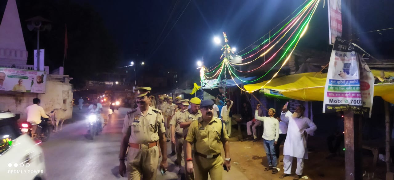 फ्लैग मार्च कर प्रशासन ने दिलाया सुरक्षा का भरोसा