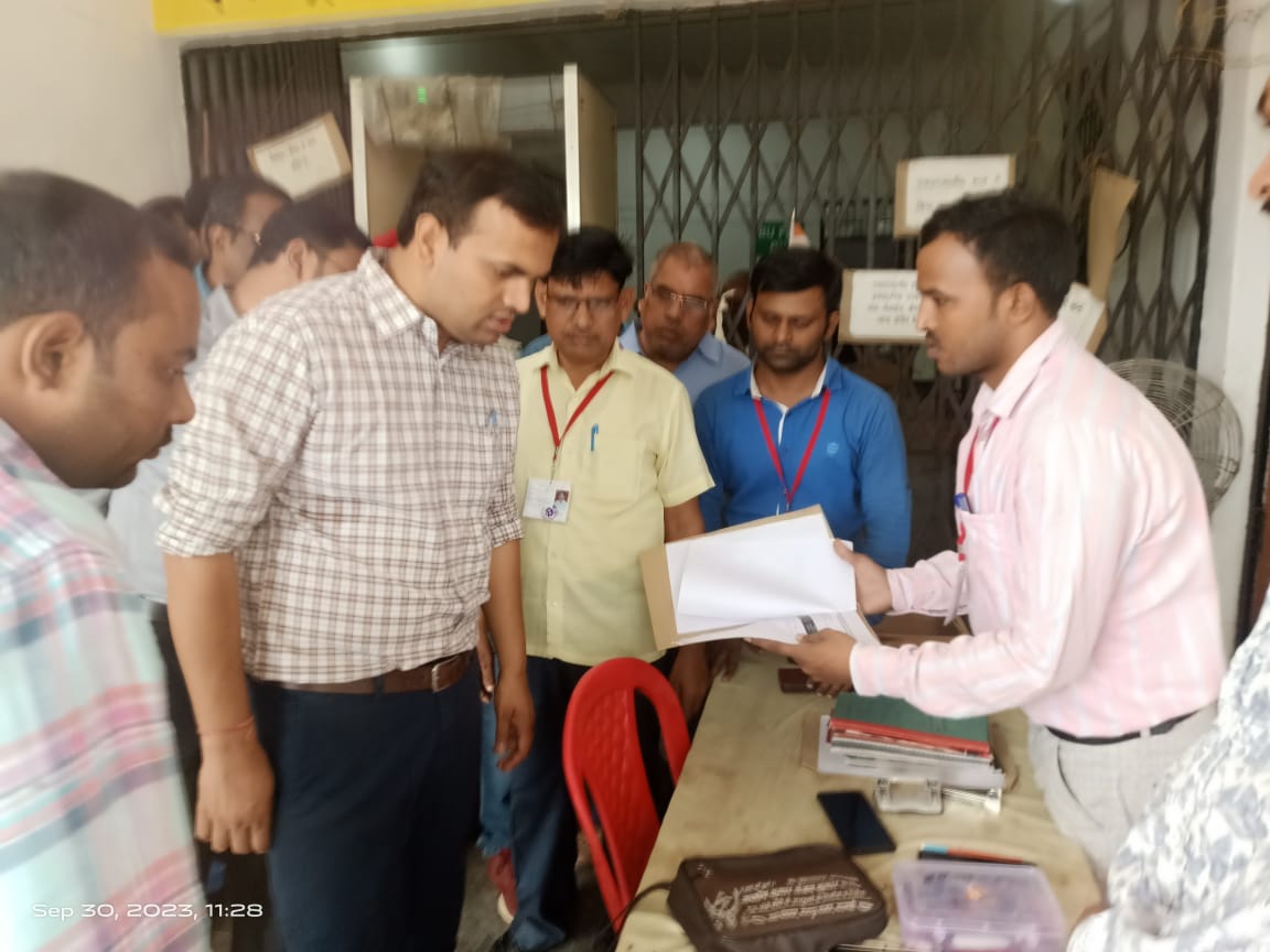 जिलाधिकारी ने ई0वी0एम0 हाल में एफ0एल0सी0  का किया निरीक्षण