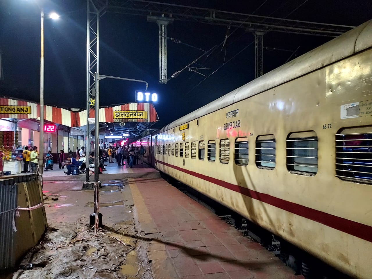 असलहाधारी बदमाशों ने अप जम्मू तवी एक्सप्रेस में की लूटपाट ,कई यात्री घायल