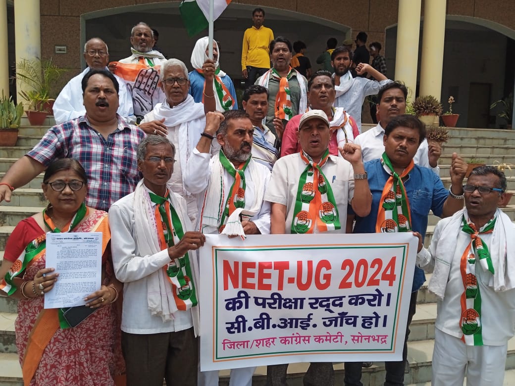 नीट यूजी 2024 की परीक्षा को रद्द करने हेतु कांग्रेस जनों ने प्रदर्शन, सौंपा ज्ञापन