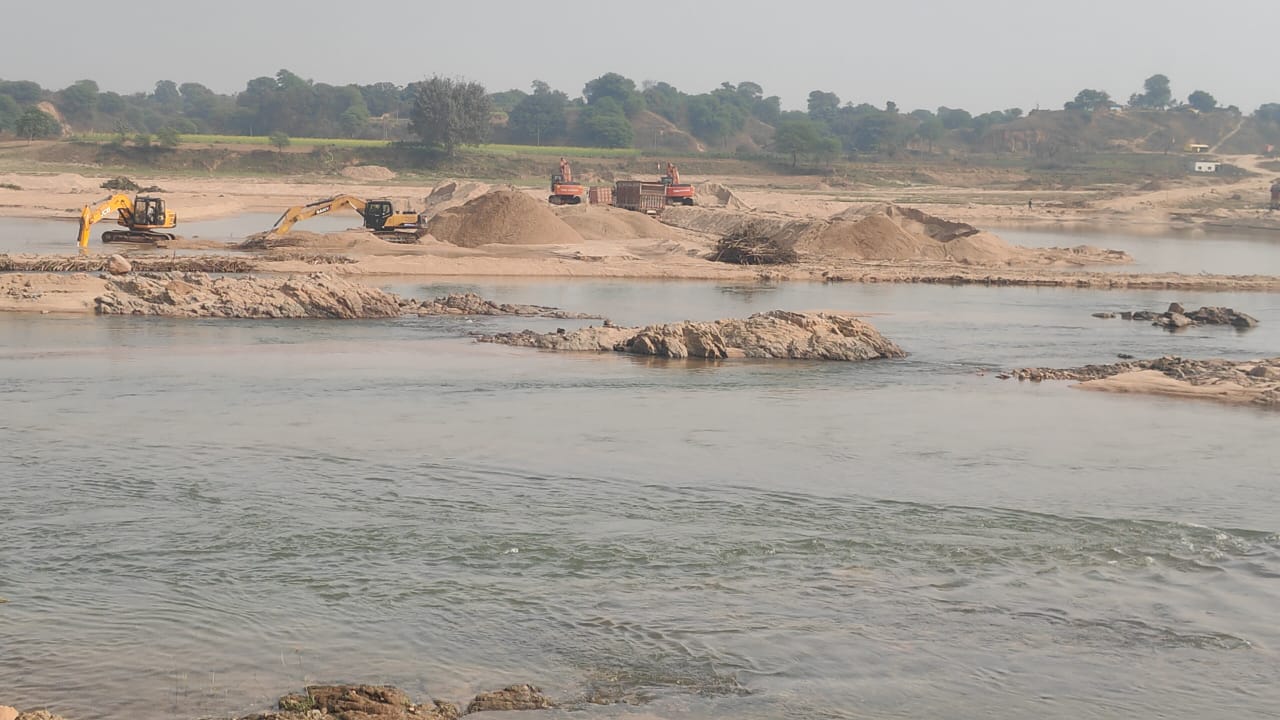 कोरगी बालू साइट पर बिना सीमांकन ही खनन  जारी