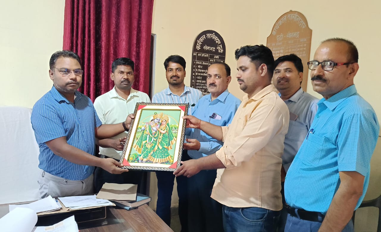 राजस्व कर्मियों ने नवांगत तहसीलदार का किया स्वागत