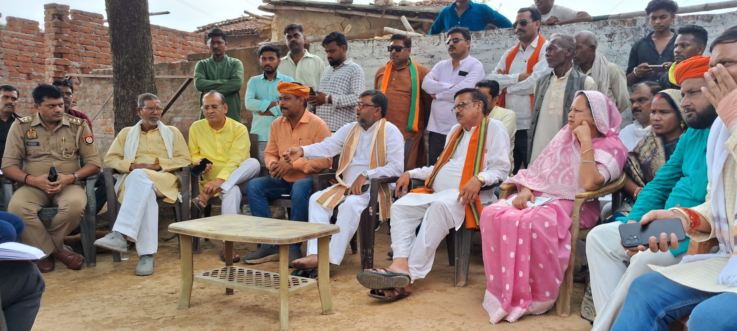 ट्रांसमिशन लाइन पर बवाल, सैकड़ो ग्रामीणों के विरोध के बाद भाजपा जिलाध्यक्ष पहुंचे मौके पर, फटकार के बाद रुका कम