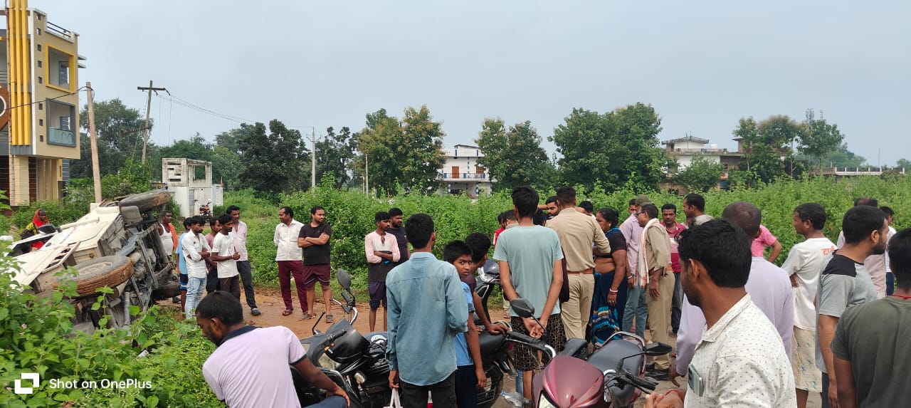 टमाटर लेकर आ रही तेज रफ्तार पिकअप ने कार को मारी टक्कर, पलटी