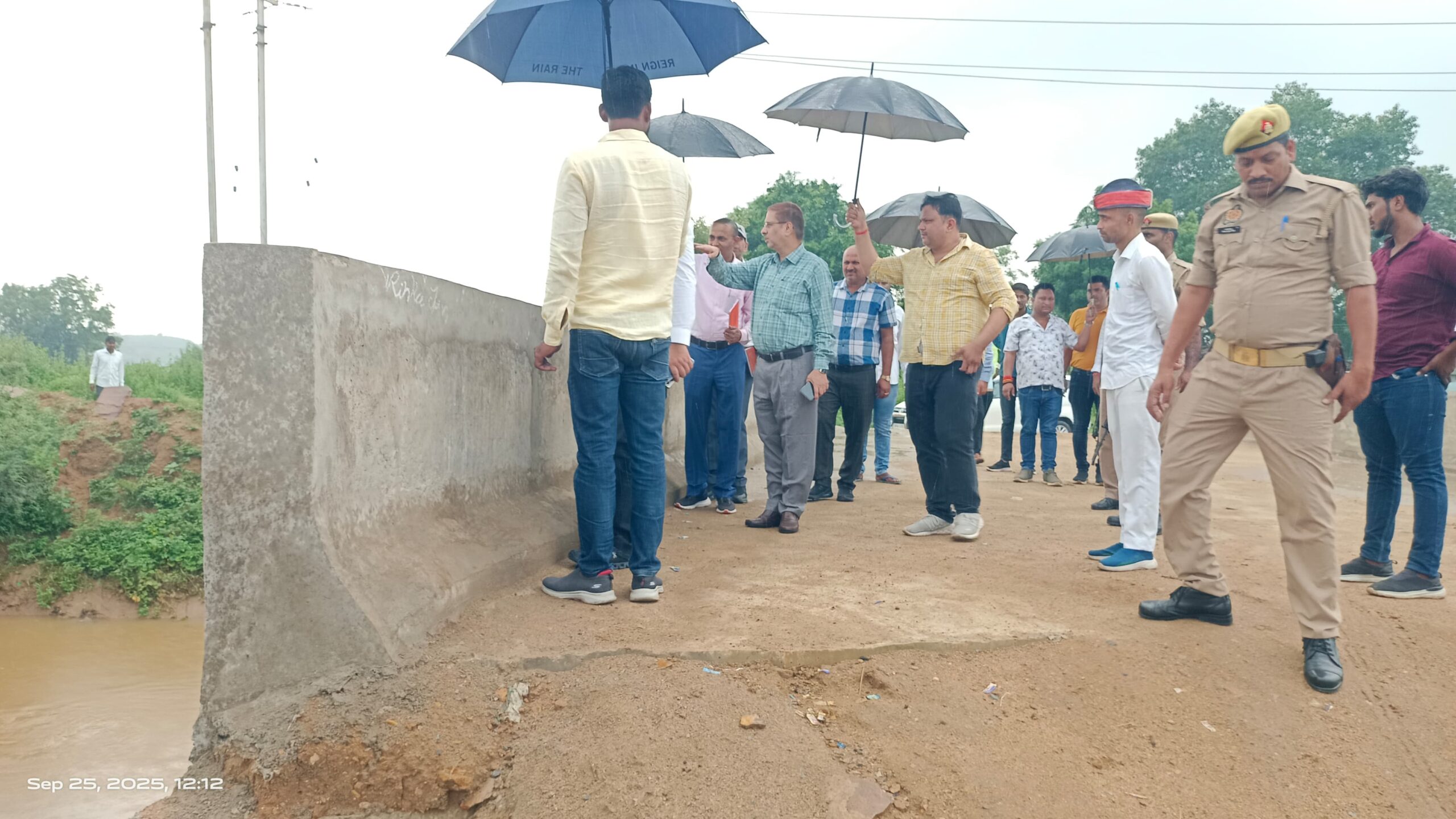 करोड़ों की लागत से बना रहे पुल का डीएम ने किया निरीक्षण