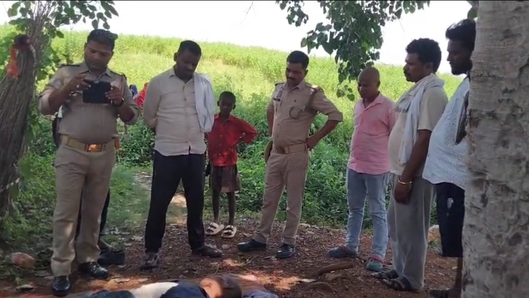 संदिग्ध हालात में अधेड़ का टावर के नीचे मिला शव, इलाके में सनसनी