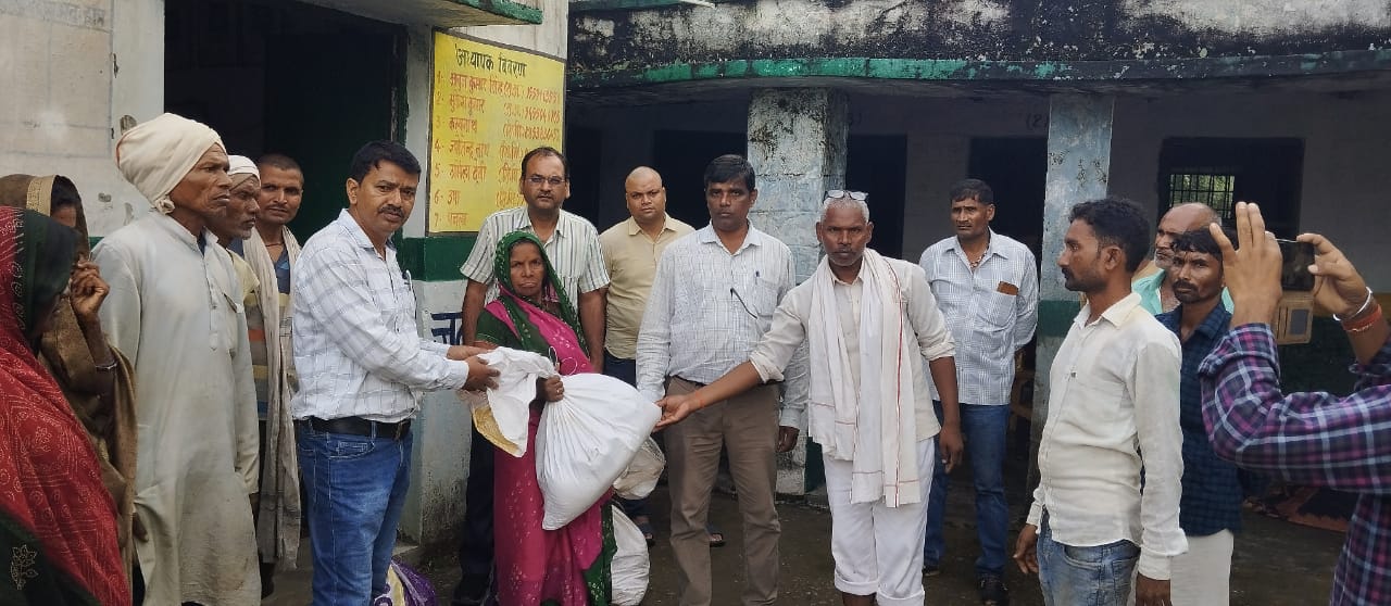 कैम्प लगाकर लोगों का हुआ स्वास्थ्य परीक्षण व राशन कीट वितरण