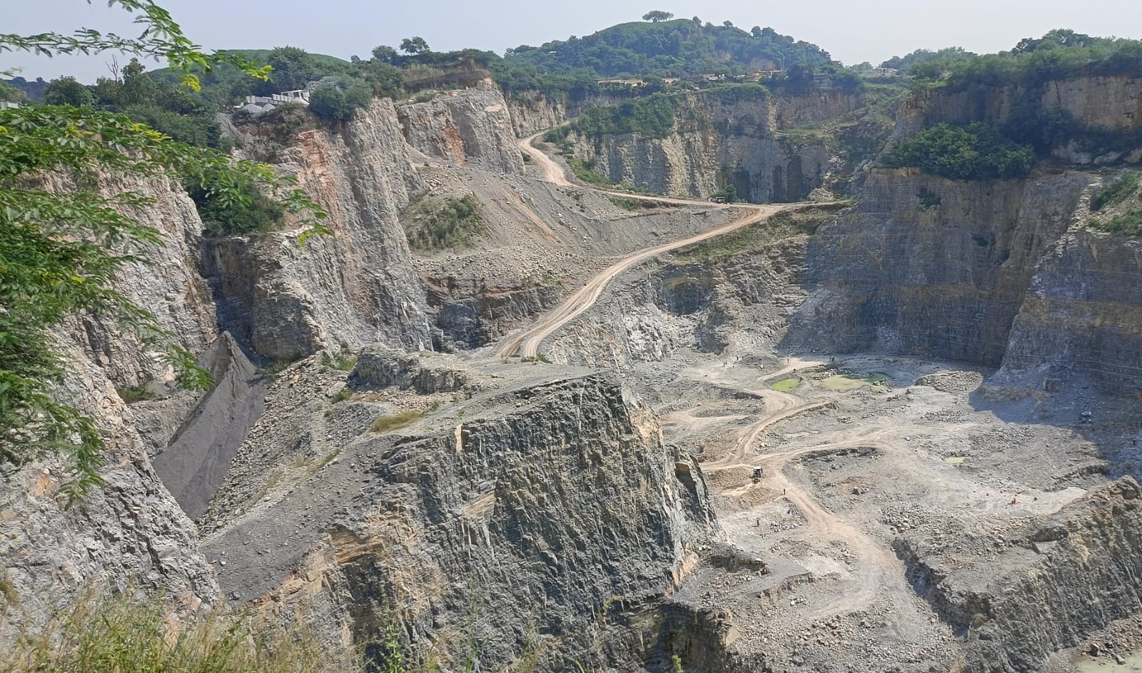 टीम पहुंचने से पहले ही मिल जाती है सूचना, आखिर कौन है अंदर बैठा खबरीलाल