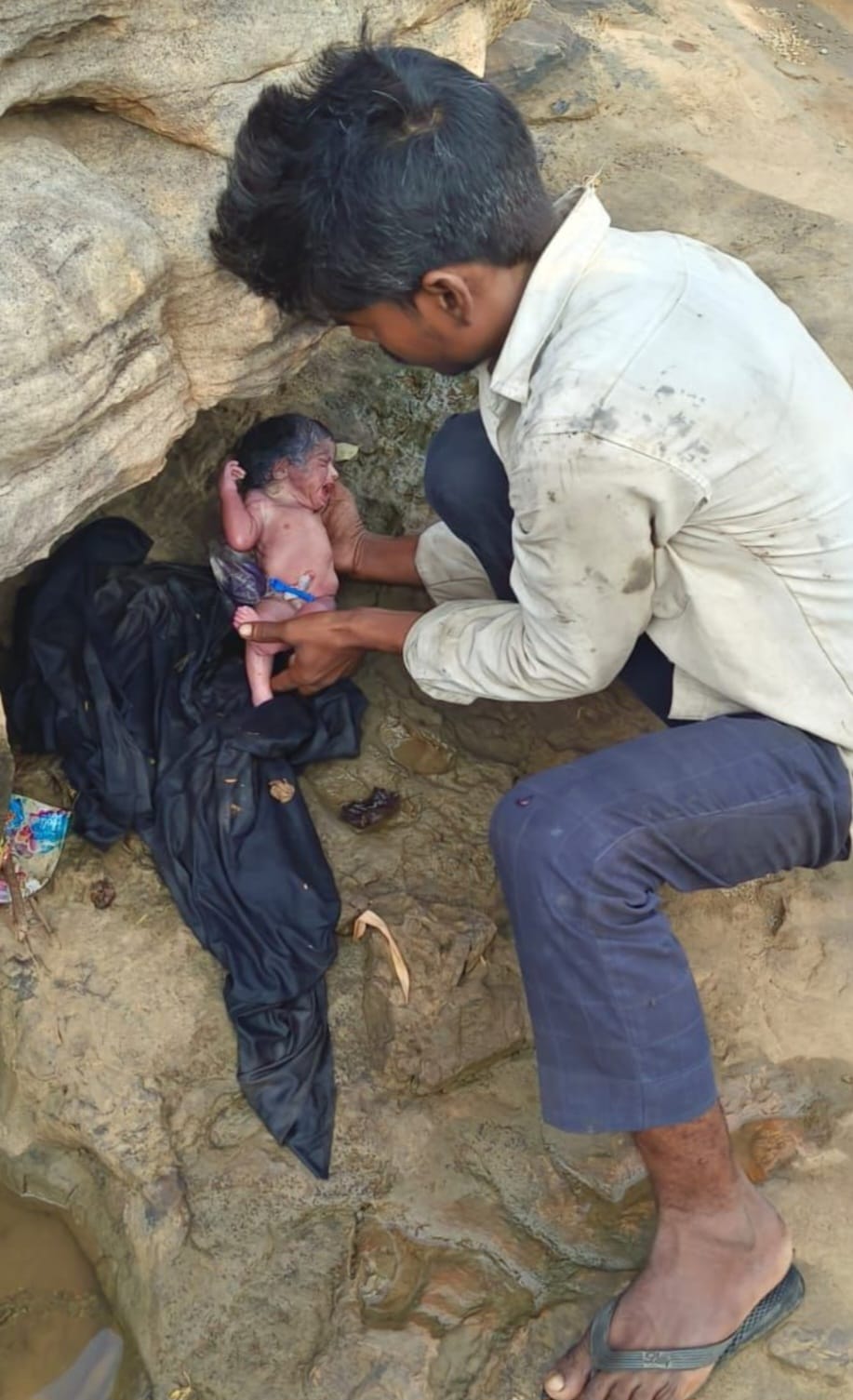 सोनभद्र : मानवता शर्मसार,झाड़ियों में मिली जीवित नवजात बच्ची, पुलिस ने बचाई जान