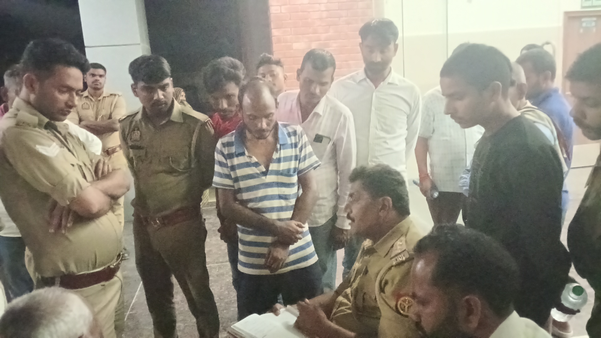 किसी बात को लेकर दो पक्षों में चटकी लाठियां चार लोग गंभीर