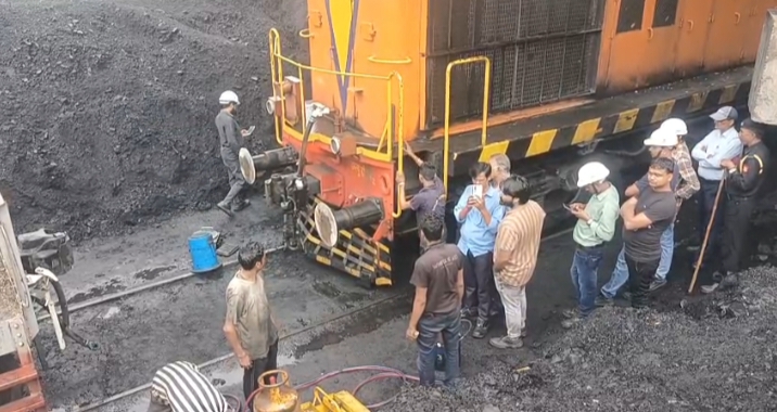मालगाड़ी की इंजन पटरी से उतरी, अनपरा तापीय परियोजना में मचा हड़कंप