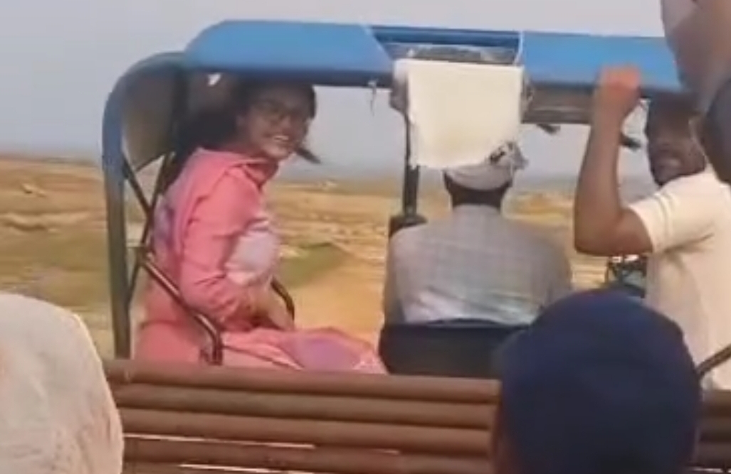 सोनभद्र में विकास की पोल खोल गई सीडीओ की ट्रैक्टर सवारी – सड़क, पानी, बिजली से महरूम गांव में पैदल चलकर पहुंचीं अधिकारी, वीडियो वायरल