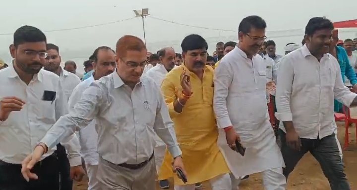 छठ घाट का मंत्री व डीएम ने किया निरीक्षण, तैयारियों को लेकर दिए निर्देश