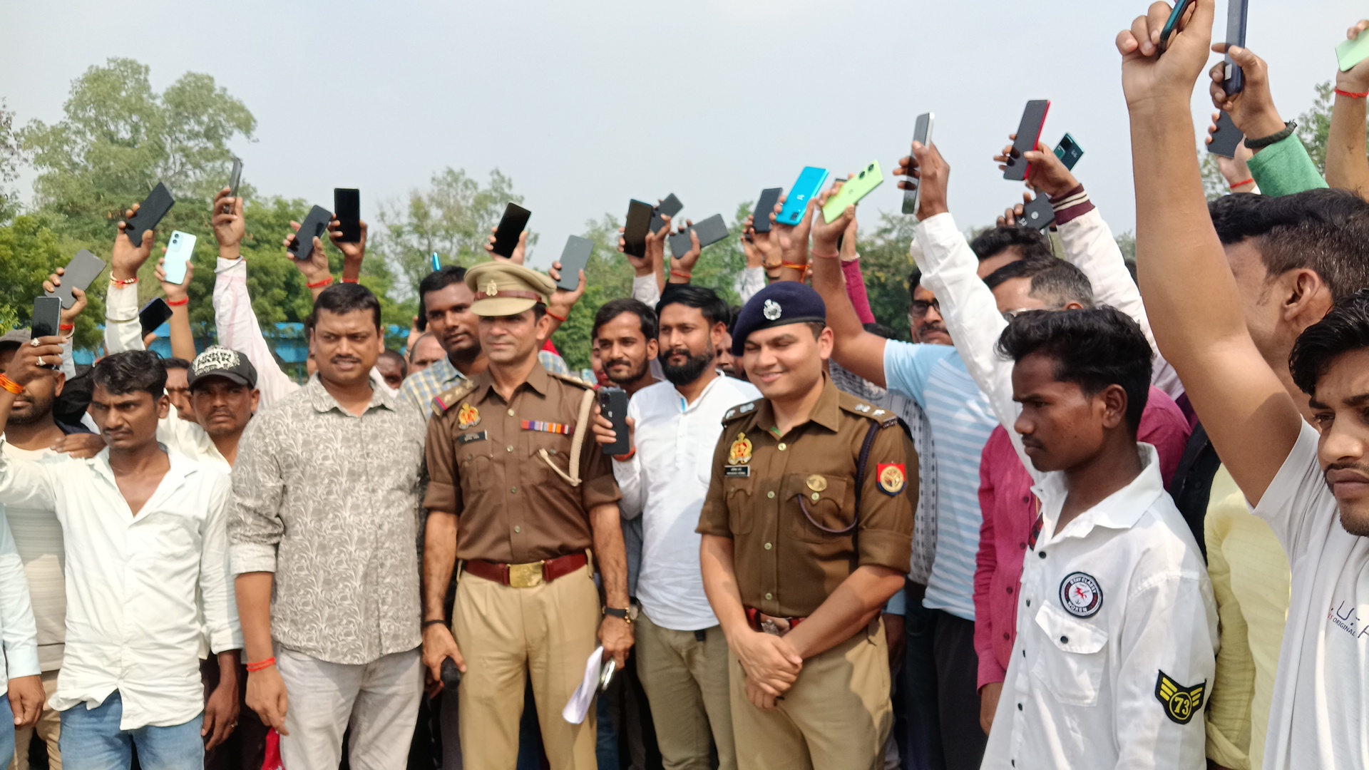 पुलिस ने वापस कराए 11 लाख की मोबाईल, वजह जान उड़ जाएगा होश