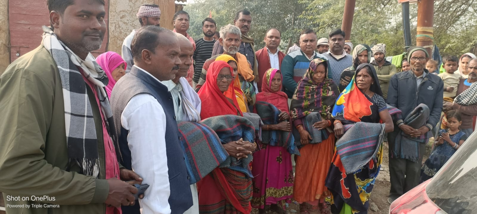 भीषण ठंड में सहारा बने सपाई, डाला में सैकड़ों जरूरतमंदों को बांटे कंबल