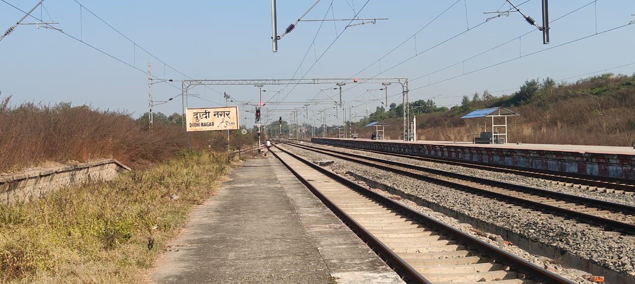 बाउंड्रीवाल के अंदर ली जा रही रेलवे की लोकेशन बॉक्स , रेलवे की भूमि पर कब्जा की चर्चा जोरों पर