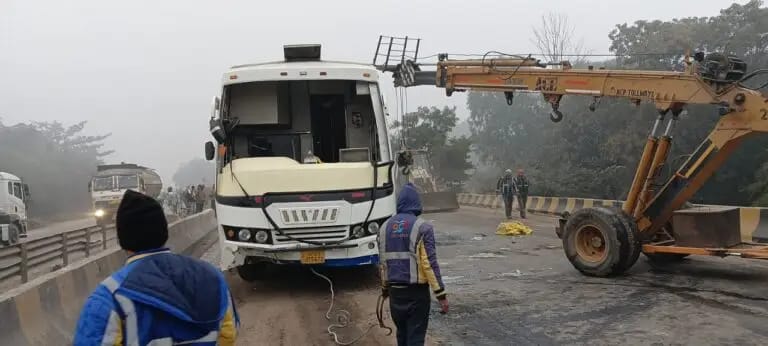 अनियंत्रित बस पलटी, यात्रियों में मची अफरा-तफरी, कई घायल