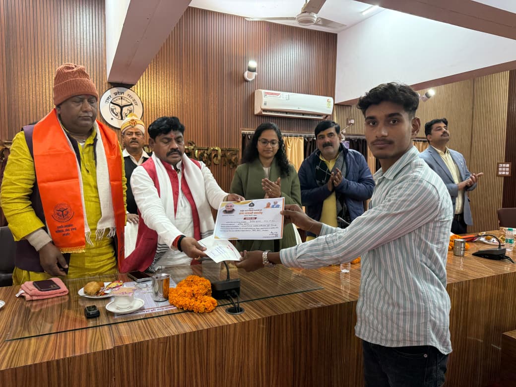 अटल जी की जन्म शताब्दी पर कलेक्ट्रेट सभागार में भव्य आयोजन, छात्रों को किया गया सम्मानित