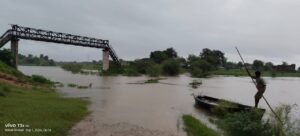 सोन नदी का जलस्तर बढ़ने से चोपन-बाड़ी मार्ग जलमग्न, ग्रामीणों का सड़क संपर्क टूटा, नाव के सहारे आवागमन