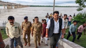 सोन नदी खतरे के निशान से 44 सेंटीमीटर ऊपर, डीएम-एसपी ने चोपन में लिया हालात का जायजा