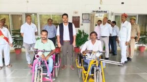 मोटराइज्ड ट्राई साइकिल मिलते ही छलक पड़े खुशी के आंसू