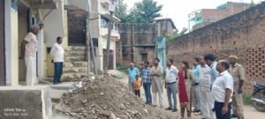 दुद्धी में नालियों पर अतिक्रमण बर्दाश्त नहीं, भवन मालिकों को तत्काल हटाने का निर्देश