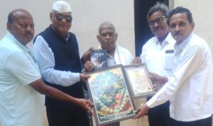 वरिष्ठ अधिवक्ता जगदीश्वर जायसवाल सम्मानित, महासंघ ने अंगवस्त्र व स्मृति चिह्न भेंट कर जताया सम्मान