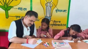 मेरे सपनों का भारत’ विषय पर कला प्रतियोगिता में पहुंचे डीएम फिर….