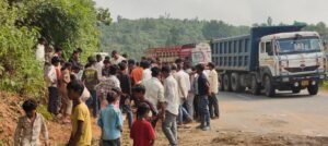 रजखड़ घाटी में शराब से लदा ट्रक पलटा, चालक फरार