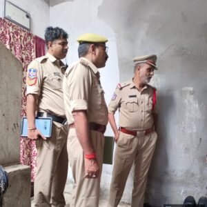 एनडीपीएस मामले में वांछित अभियुक्त के घर पहुंची पुलिस