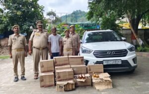 क्रेटा में भरकर ले जा रहे थे अवैध शराब, अनपरा पुलिस ने पकड़ा