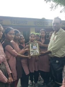 शिक्षक के तबादले पर फूट-फूटकर रोए बच्चे, गेट पर खड़े होकर गुरुजी को जाने से रोकने लगे छात्र।