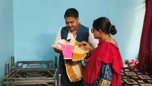 रेस्क्यू हुई आठ दिन की नवजात को डीएम ने दिया नाम, गोद में लेकर रखा ‘कीर्ति’