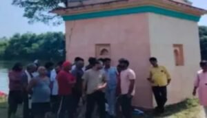 दो सौ साल पुराने शिव मंदिर में चोरी-तोड़फोड़, शिवलिंग और स्फटिक की मूर्तियां गायब