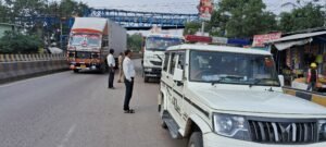 सड़क पर खड़े भारी वाहनों पर यातायात पुलिस का शिकंजा,दर्जनों वाहनों पर कार्रवाई