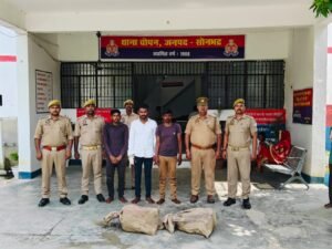 चोरी के मुकदमों में वांछित तीन अभियुक्त गिरफ्तार, जनरेटर के 13 पार्ट और दो हजार रुपये बरामद
