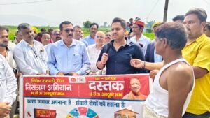 संचारी रोगों के खिलाफ डीएम ने संभाली कमान, मारकुंडी की गलियों में पैदल पहुंचे जिलाधिकारी