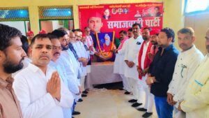 सपा कार्यालय में मनाई गई महर्षि वाल्मीकि जयंती, नेताओं ने किया नमन