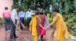 गांधी-शास्त्री जयंती पर दी आर्यंस एकेडमी में चला स्वच्छता अभियान