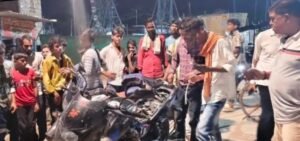 गोलगप्पे खाते-खाते बाइक में घुसा सांप, युवक के उड़े होश